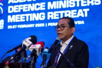 Mohamed Khaled bercakap pada sidang media selepas meninjau persiapan akhir mesyuarat Permukiman Menteri-Menteri Pertahanan ASEAN (ADMM) di sebuah hotel di Batu Feringhi, pada Selasa. Foto Bernama