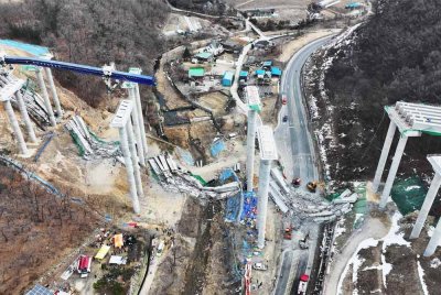 Tiga orang maut dan lima yang lain cedera selepas jambatan runtuh di tapak pembinaan lebuh raya di Korea Selatan pada 25 Februari 2025. Foto AFP