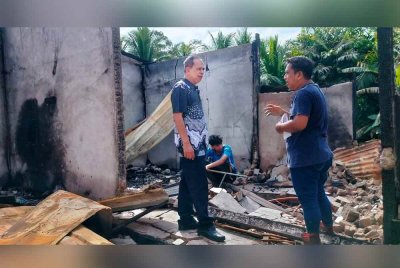 Razak (kiri) ketika mendengar pengalaman yang dihadapi Zainudin.