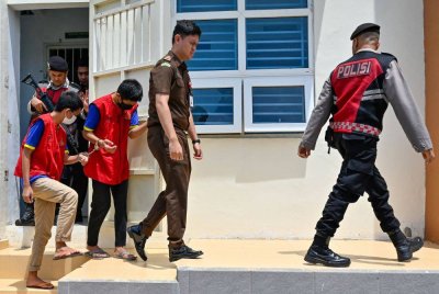 Kedua-duanya pesalah dibawa untuk menjalani hukuman rotan secara terbuka di Aceh. AFP