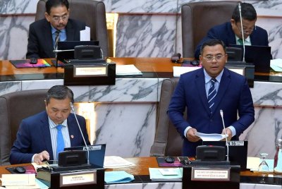 Amirudin (kanan) pada Mesyuarat Pertama Persidangan Penggal Ketiga DUN Selangor ke-15 di Bangunan Dewan Negeri Selangor. Foto Bernama