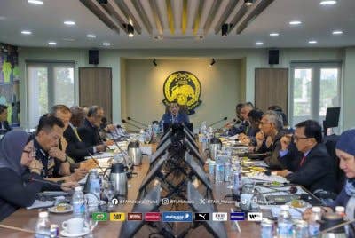 Mohd Joehari (tengah) ketika mempengerusikan mesyuarat pertama Jawatankuasa Eksekutif FAM yang diadakan di Wisma FAM, Kelana Jaya pada Selasa.