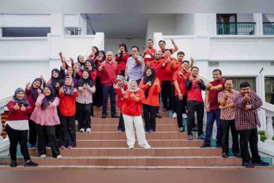 Anis (tengah) bersama kakitangan Haos Berhad yang menjadi tulang belakang kepada kejayaan produk Haos Ek?.