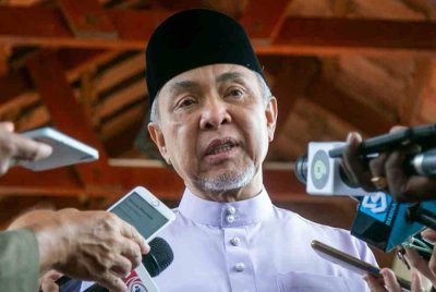 Timbalan Perdana Menteri, Datuk Seri Dr Ahmad Zahid Hamidi ketika ditemui pemberita selepas menziarahi keluarga Ahli Dewan Undangan Negeri (ADUN) Ayer Kuning Allahyarham Ishsam Shahruddin di kediaman Allahyarham di Desa Seri Ampang pada Selasa. Foto Bernama