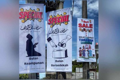 Bunting 'promosi Ramadan' dipasang di tiang lampu jalan-jalan utama di tiga kampung di bawah kariah Masjid Kariah Pekan Labu.