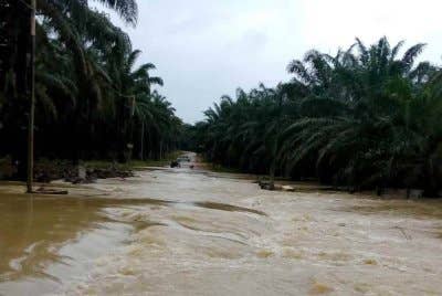 Air deras melintasi jalan menyebabkan penduduk tidak boleh melaluinya.