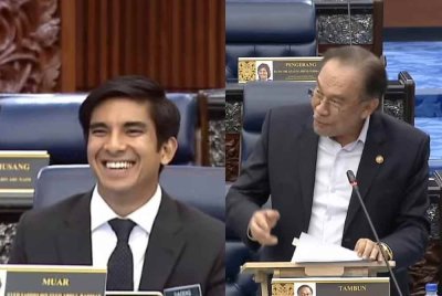 Anwar (kanan) sempat mengusik Syed Saddiq (kiri) sebelum menjawab pertanyaan Ahli Parlimen Muar itu ketika sesi Dewan Rakyat.