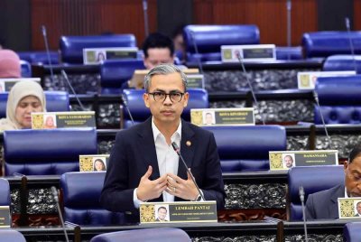 Fahmi pada sesi jawab lisan bagi kementerian ketika Mesyuarat Pertama Penggal Keempat Parlimen ke-15 di Dewan Rakyat pada Selasa. Foto Bernama