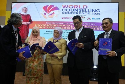 Nancy (tengah) melihat buku Kod Etika Kaunselor pada Majlis Perasmian Persidangan Kaunseling Sedunia 2025 di Universiti Putra Malaysia (UPM) pada Selasa. Foto Bernama