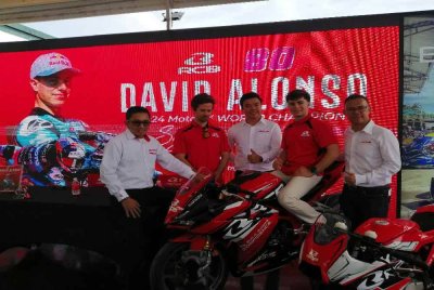 Alonso (dua dari kanan) selepas majlis menandatangani perjanjian duta jenama bersama RCB di RUD Karting, Litar Antarabangsa Sepang, pada Selasa.