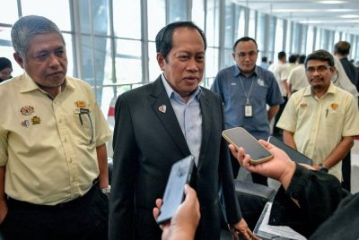 Ahmad ketika ditemu bual pemberita selepas Majlis Penyerahan Surat Setuju Terima (SST) dan Surat Pelantikan Pegawai Penguasa di Ibu Pejabat Jabatan Kerja Raya (JKR) pada Selasa. Foto Bernama