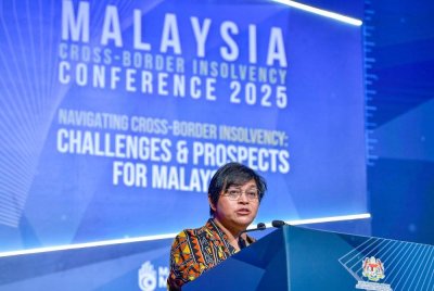 Azalina menyampaikan ucapan pada Majlis Cross-Border Insolvency Conference 2025 di Kuala Lumpur Convention Centre pada Selasa. Foto Bernama
