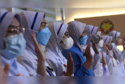 Pelaksanaan waktu kerja dari 42 ke 45 jam seminggu bagi jururawat seperti diumumkan KKM sebelum ini ditangguhkan selama tiga bulan lagi supaya pelbagai isu berbangkit ditangani terlebih dahulu.