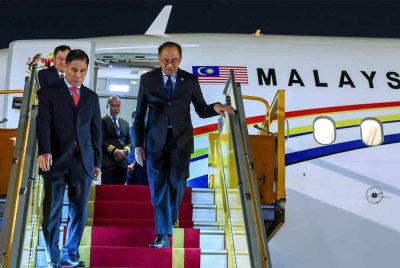 Pesawat khas yang membawa Perdana Menteri mendarat di Lapangan Terbang Antarabangsa Noi Bai, Hanoi pada 7.10 malam (waktu tempatan). Foto Bernama