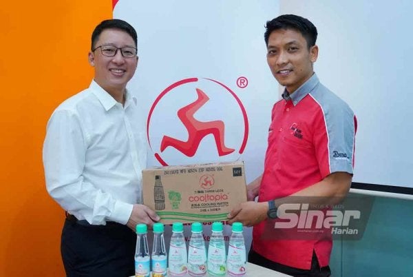 Chris ketika simbolik penyerahan penajaan kepada wakil Sinar Harian di pejabatnya di sini pada Selasa. Foto Sinar Harian/MOHD HALIM ABDUL WAHID