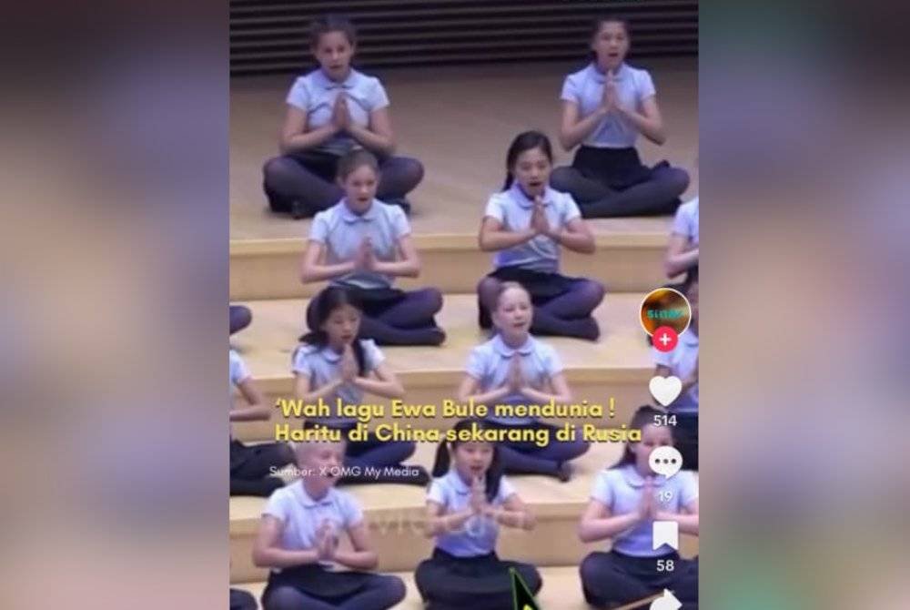 Tangkap layar video memaparkan persembahan lagu dikir barat Wau Bule oleh sekumpulan koir di Rusia.