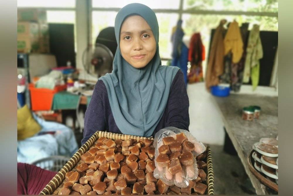 Nor Afila menunjukkan nisan kerek kiub yang siap diproses dan sedia untuk dijual kepada pelanggan.