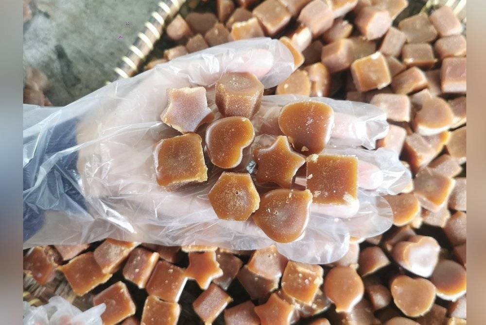 Antara nisan kerek bentuk kiub yang dihasilkan Nor Afila dan suaminya, Nazif Ikhwan.