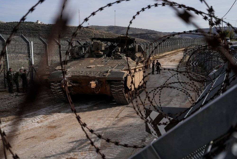 Unit kereta kebal turut dikerahkan berkawal berhampiran Garisan Alpha di Bukit Golan yang memisahkan kawasan dikawal Israel dan Syria.