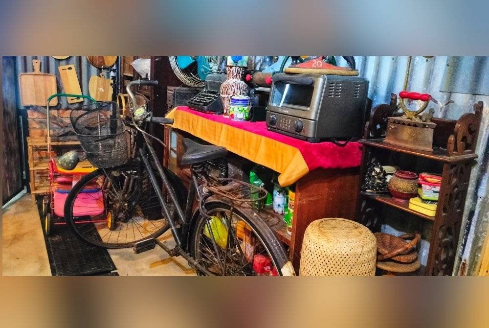 Antara koleksi vintaj yang ada di kafe tersebut.