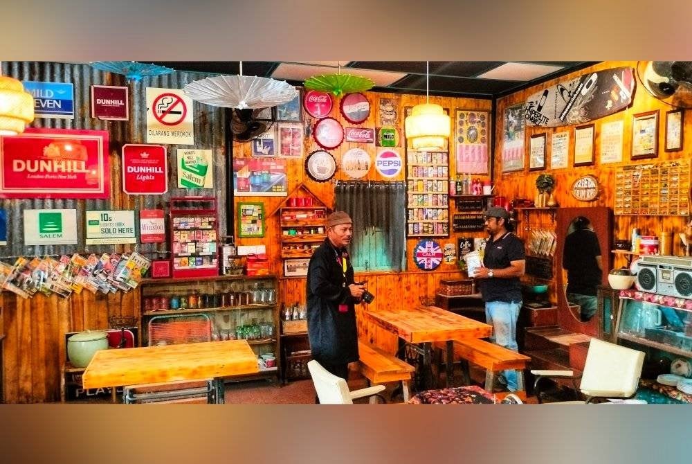 Suasana unik dan mengimbau memori silam di kafe tersebut.
