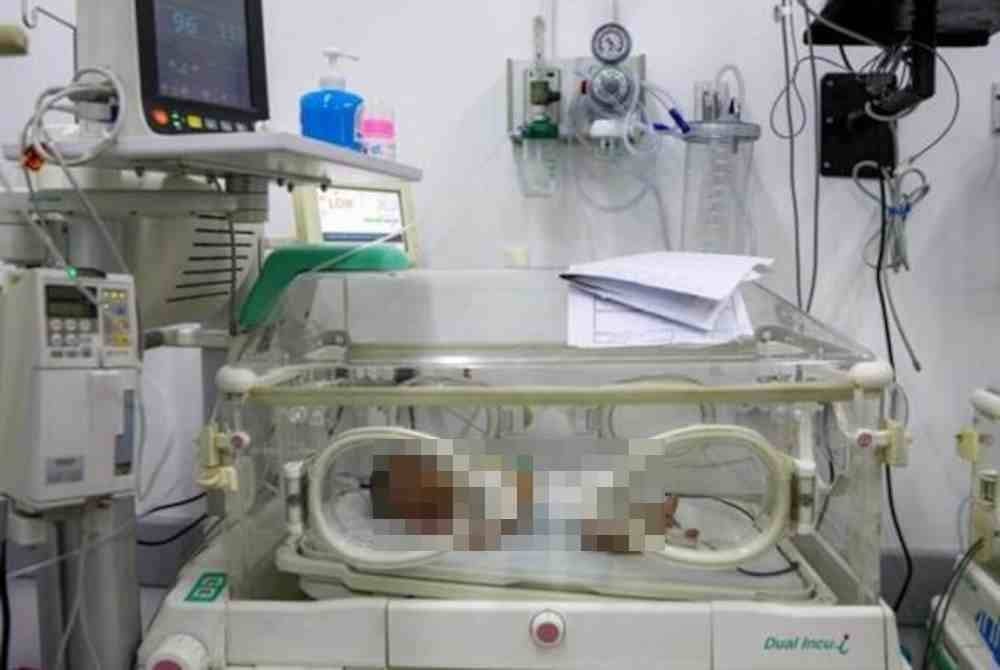 Bayi pramatang ditempatkan dalam inkubator di Unit Rawatan Rapi Neonatal di sebuah hospital di Gaza, pada Selasa. - Foto AFP