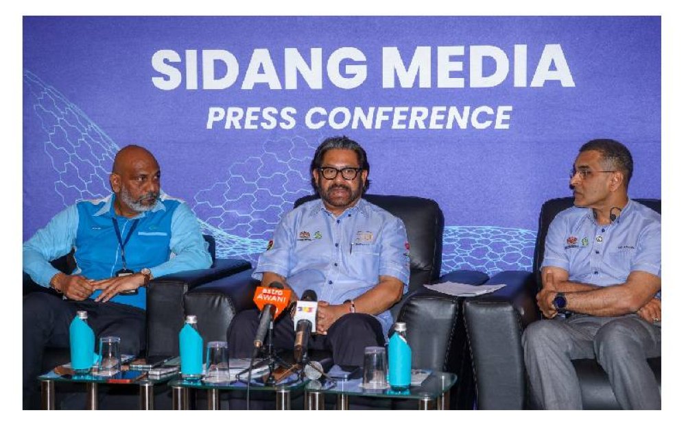 Subahan (tengah) bersama Mohammed Azman (kanan) dan Nanthakumar (kiri) pada sidang akhbar. 