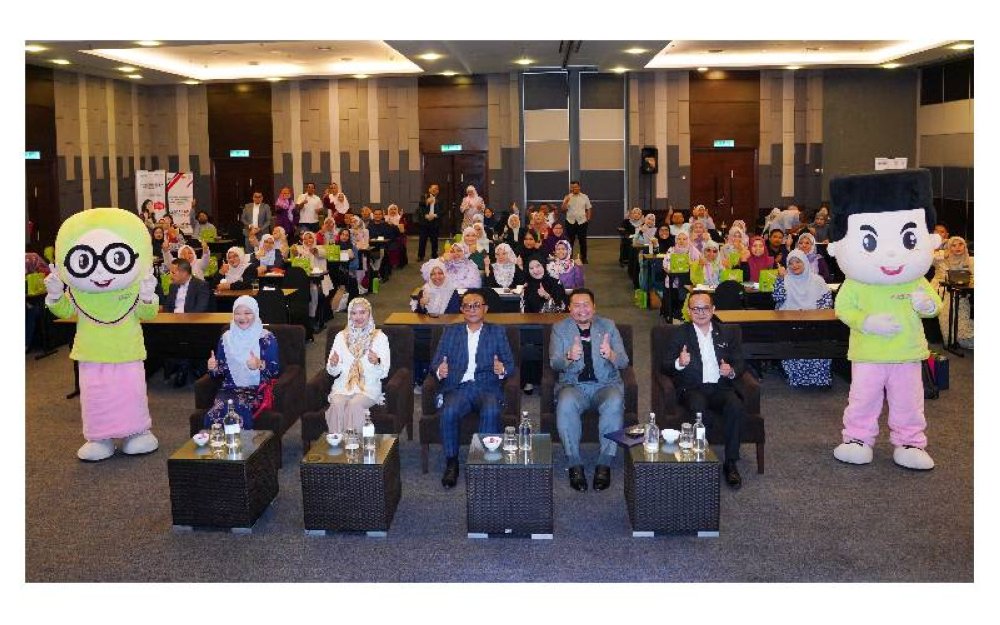 Zulfikri dan Bakhtiar bersama tetamu yang hadir dan peserta PinTAR bergambar bersama pada majlis itu. 