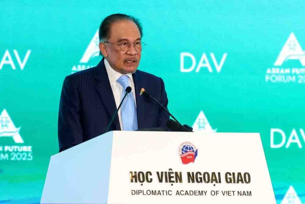 Anwar Ibrahim menyampaikan ucaptama di Forum Masa Depan Asean kali kedua di sini hari ini - Foto Bernama