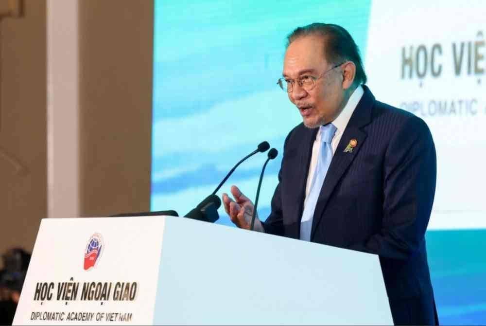 Anwar Ibrahim menyampaikan ucaptama di Forum Masa Depan Asean kali kedua di sini hari ini - Foto Bernama