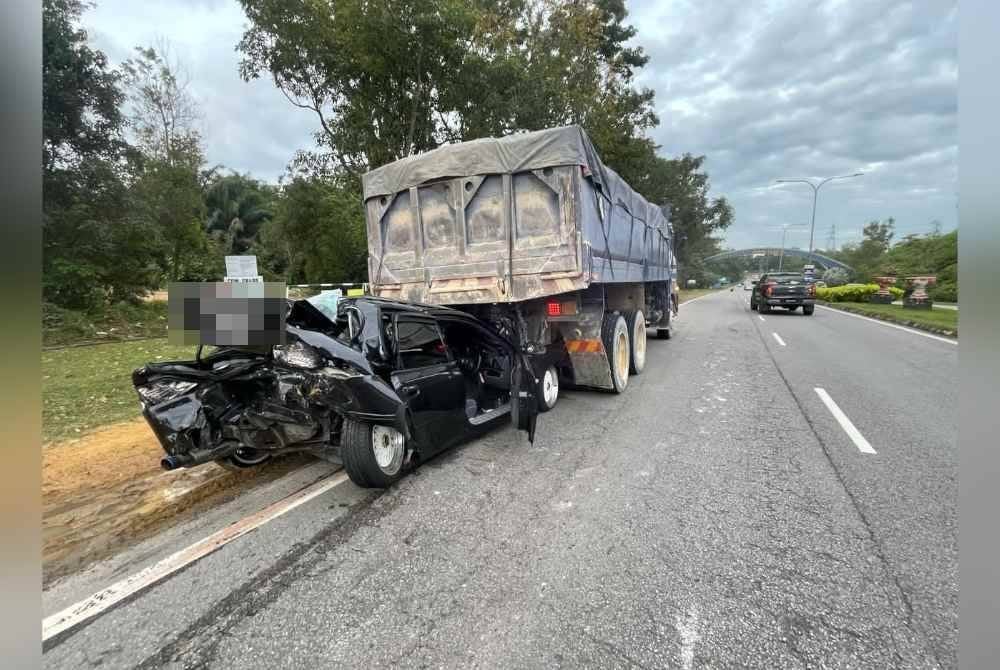 Keadaan di lokasi kejadian membabitkan empat kenderaan termasuk dua lori. Foto orang awam