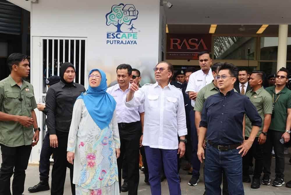 Anwar (dua dari kanan) melawat Escape Putrajaya selepas merasmikan Alamanda berwajah baharu pada Ahad. Foto Bernama