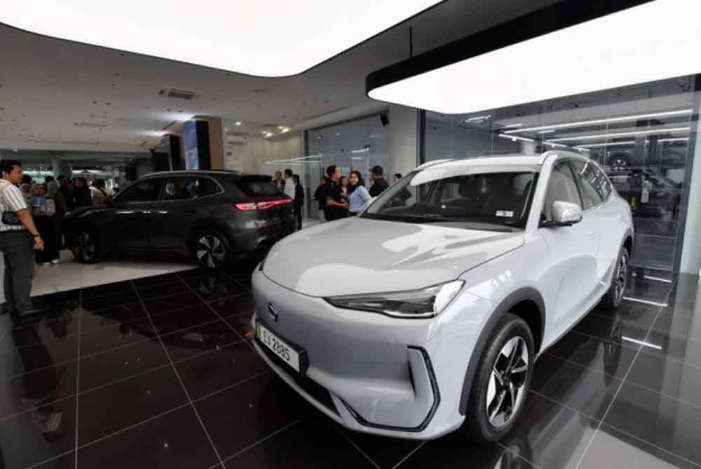 MITI menyediakan Proton e.MAS 7 sebagai pengangkutan rasmi sempena Permukiman Menteri-Menteri Ekonomi ASEAN (AEM) ke-31 di Desaru - Foto Bernama