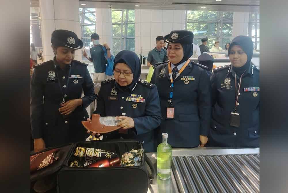 Norlela menunjukkan antara senjata tajam dan minuman keras berjaya dikesan menerusi imbasan mesin pengimbas AI.