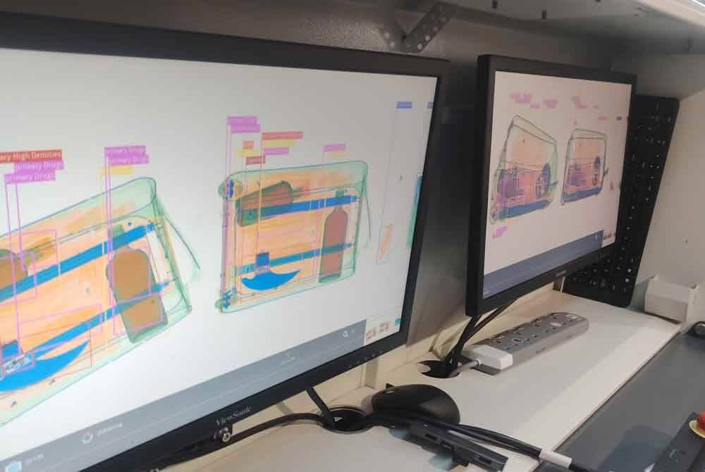 Paparan skrin imbasan mesin pengimbas AI di Terminal 1 KLIA menunjukkan demonstrasi pengesanan senjata tajam disorokkan dalam bagasi.