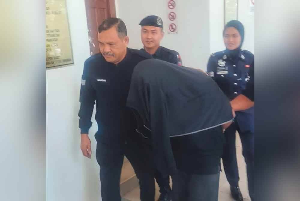 Tertuduh dibawa keluar dari Mahkamah Sesyen Alor Setar selepas selesai pertuduhan pada Rabu.