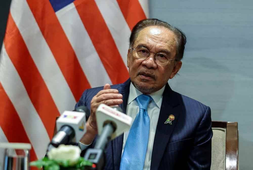 Anwar bercakap kepada media Malaysia selepas selesai mengadakan lawatan kerja dan menghadiri Forum Masa Depan ASEAN kali kedua di Vietnam hari ini. - Foto: Bernama