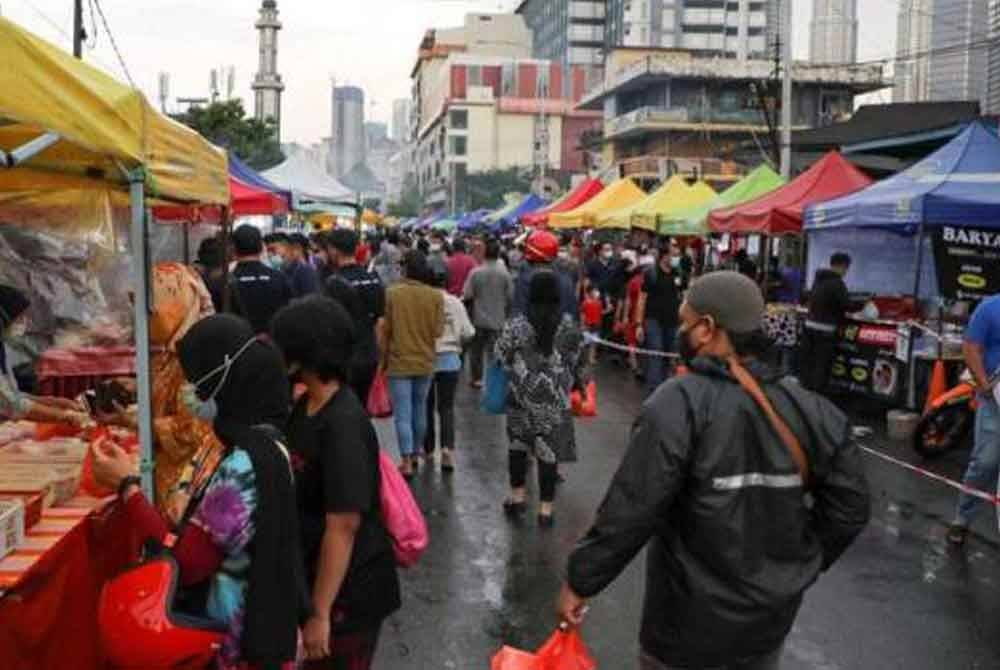 Semua aktiviti perniagaan melibatkan pengusaha serta pemilik perniagaan makanan serta minuman beragama Islam dibenarkan memulakan perniagaan jam 3 petang. - Gambar hiasan.