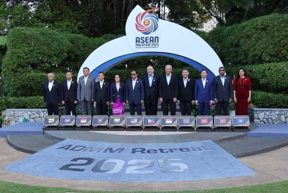 Mohamed Khaled (enam dari kiri) bergambar bersama pemimpin negara ASEAN sempena ADMM Retreat di Hotel Shangri La Pulau Pinang pada Rabu.