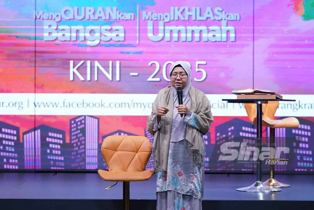 Marhaini ketika berucap dalam majlis Taklimat Sinergi Media sempena World #QuranHour 2025/1446H di Studio My #QuranTime Kompleks Kumpulan Karangkraf, Shah Alam pada Rabu. - Foto Sinar Harian / Mohd Halim Abd Wahid