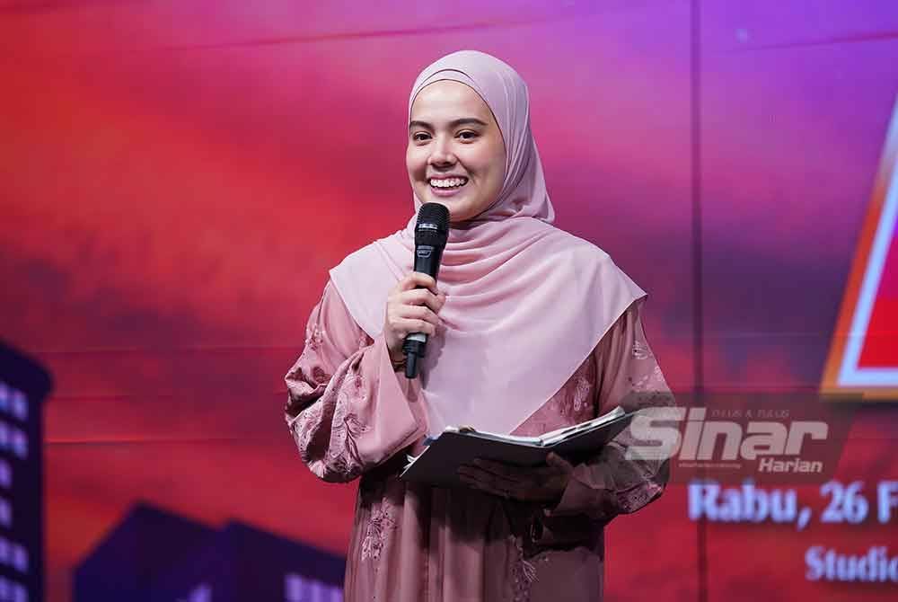 Nadirah ketika berucap sempena majlis taklimat Sinergi Media sempena World #QuranHour 2025 di Studio My #QuranTime Kompleks Kumpulan Karangkraf, Shah Alam pada Rabu. - Foto: Sinar Harian / Mohd Halim Abd Wahid