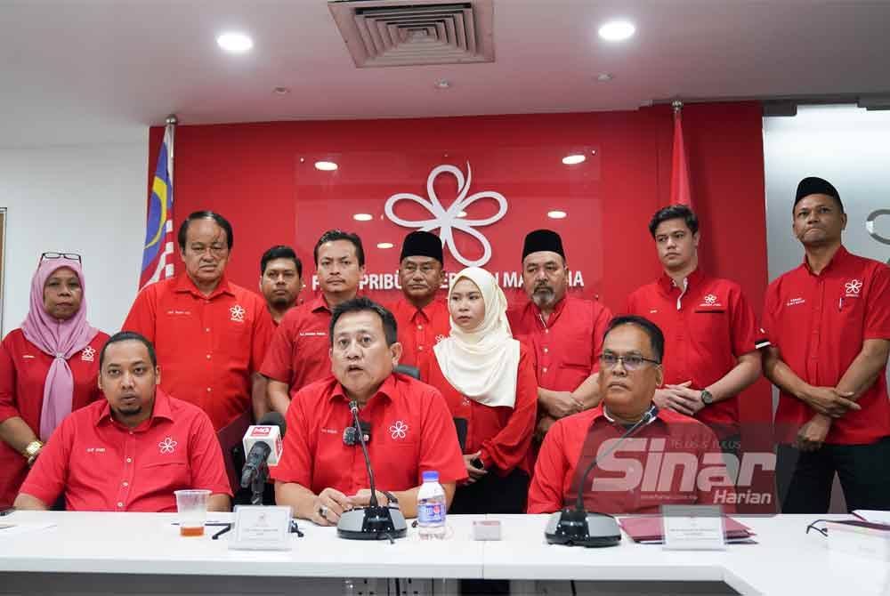 Tun Faisal mengadakan sidang media berhubung pengukuhan parti dan persiapan PRU-16 yang diadakan pada Rabu. Foto SINAR HARIAN/ROSLI TALIB