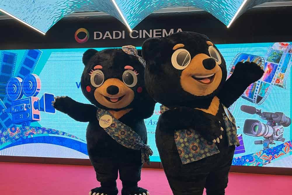 Beruang matahari yang menjadi maskot VM2026, Wira dan Manja turut kelihatan di Majlis Pelancaran Video Promosi VM2026 di Kuala Lumpur pada Rabu.