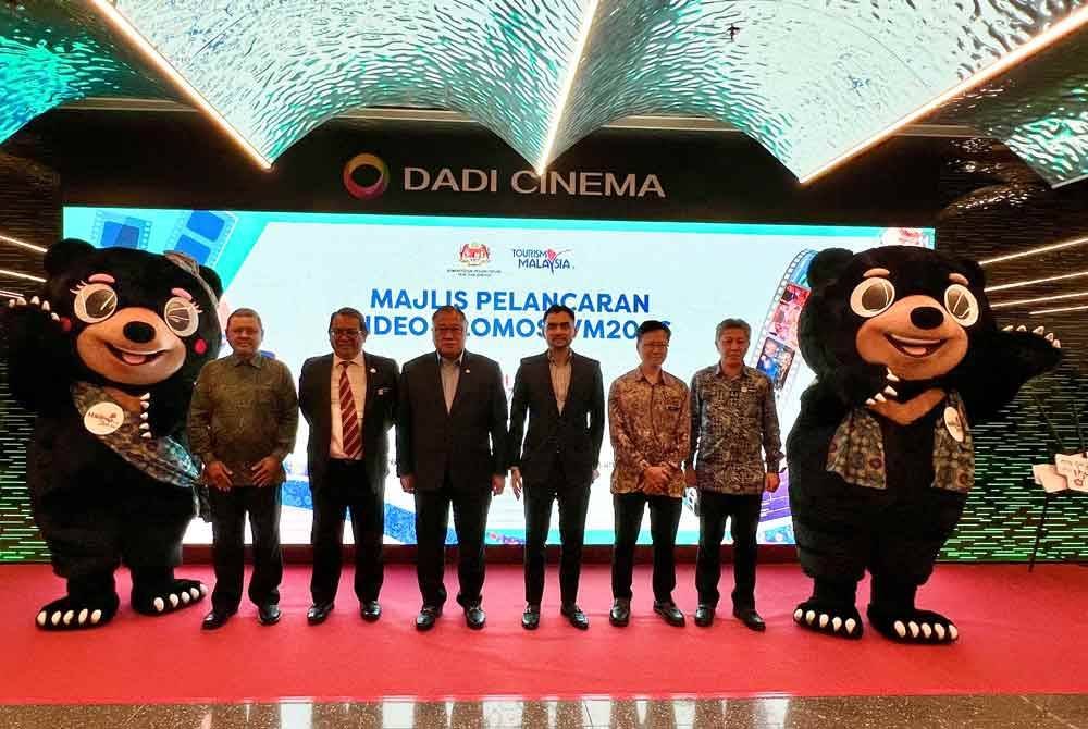 King Sing (tiga dari kiri) bersama Timbalan Menteri Pelancongan, Seni dan Budaya, Khairul Firdaus Akbar Khan (tiga dari kanan) ketika hadir Majlis Pelancaran Video Promosi VM2026 di Kuala Lumpur pada Rabu.