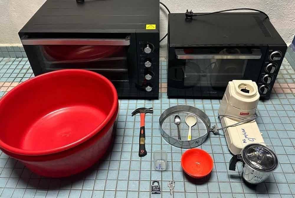 Peralatan memproses dadah yang dirampas dalam operasi pada Isnin lalu.