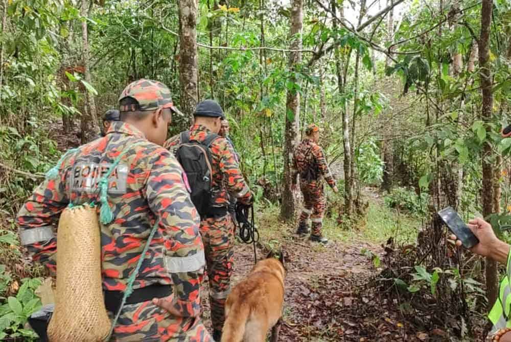 Anggota SAR yang terdiri daripada pelbagai agensi serta penduduk kampung mencari Hud Aryan di sekitar kawasan rumah neneknya.