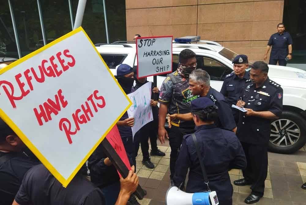 Srikumar melihat latihan yang dilaksanakan di KLCC, di Kuala Lumpur, pada Rabu.