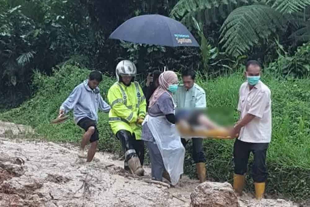 Wanita yang mahu bersalin terpaksa diusung melalui laluan yang terputus disebabkan runtuhan cerun di Jalan Ranau-Tambunan sebelum diserahkan kepada ambulans dan dihantar ke hospital berhampiran.