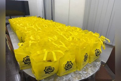 Beg kurma yang diagihkan ahli jawatankuasa masjid kepada umat Islam di sekitar Masjid Jamek Al-Munawwar, George Town sebagai simbolik menyambut kedatangan Ramadan.