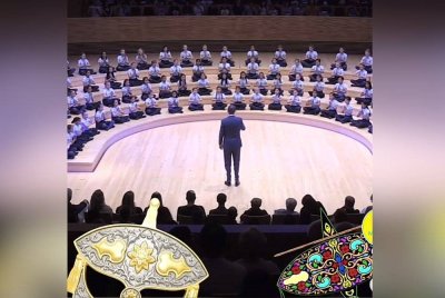 Tangkap layar video persembahan kumpulan koir kanak-kanak Rusia menyanyikan lagu Ewa Bule.